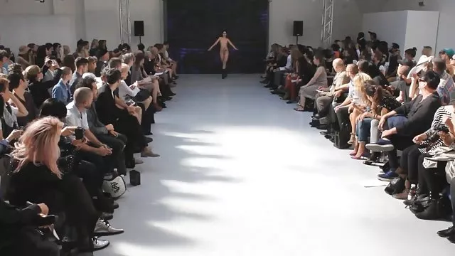 الكبار لا التسجيل فتاة جميلة يظهر صدرها و كس أمام الكاميرا سكس عرب محارم